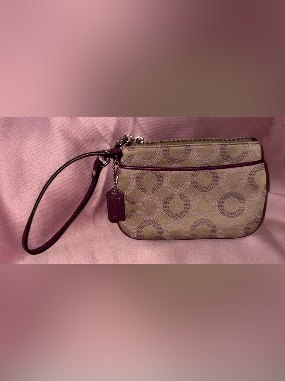 🔥 COACH Dotted Op Art Signature Wristlet F48590 Khaki
Purple Leather Vintage💜